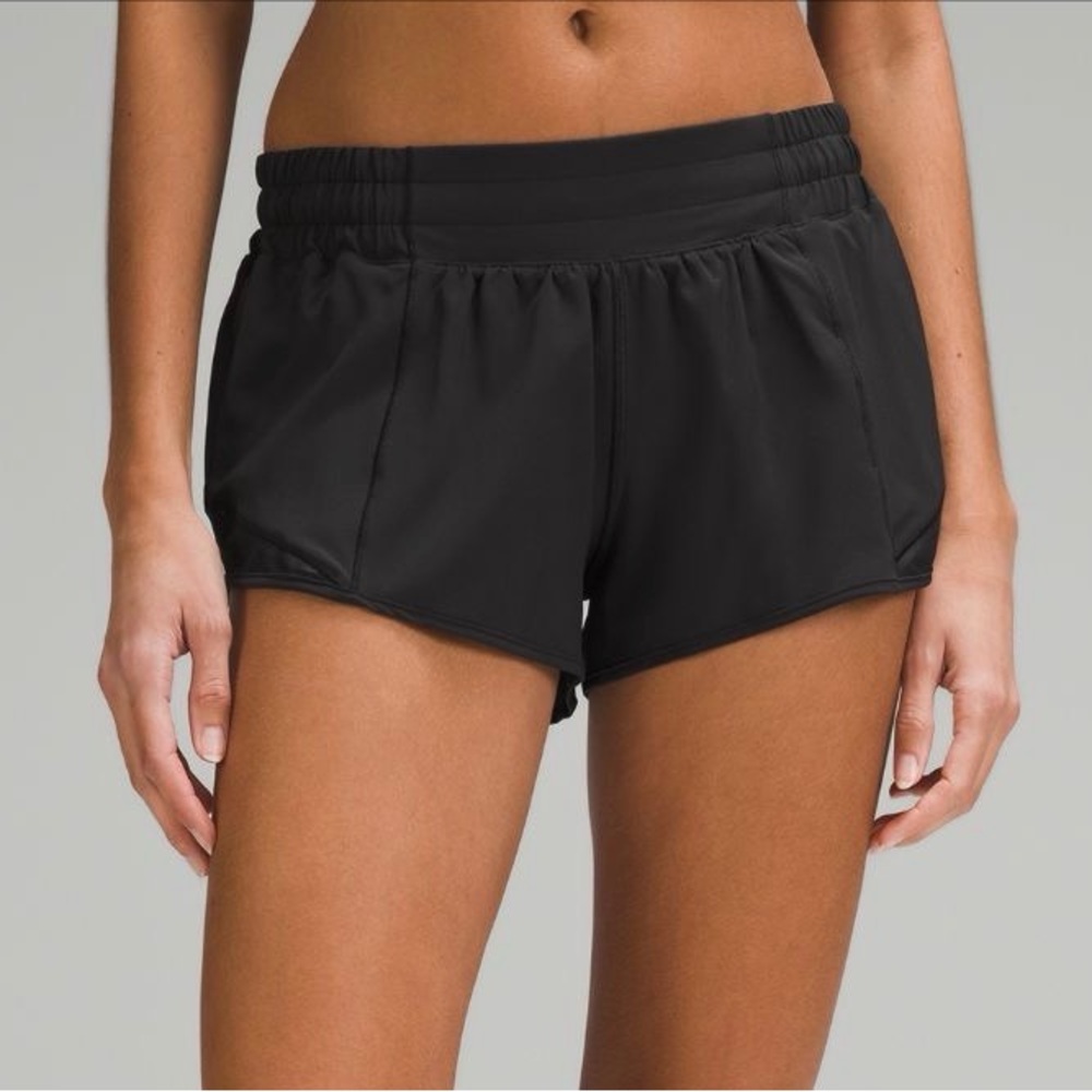 Lululemon Women's Black Hotty Hots low-rise lined 2.5 inch shorts size 2